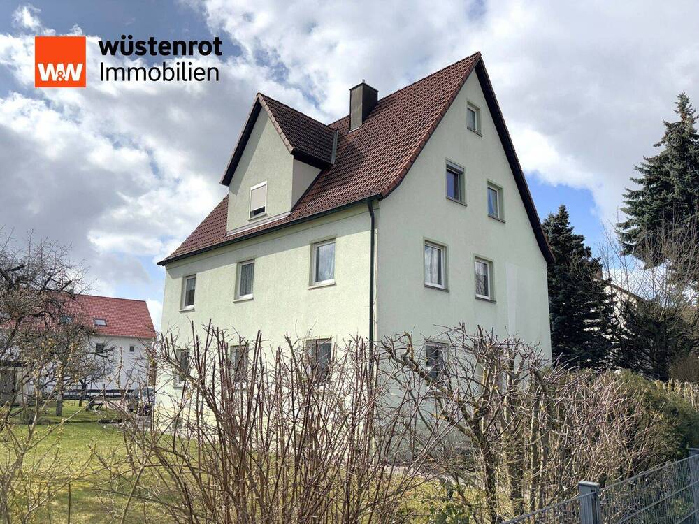 Thumbnail-Gepflegtes Mehrfamilienhaus, mit 5 Garagen, Nebengebäude und 1233 m² großem Grundstück