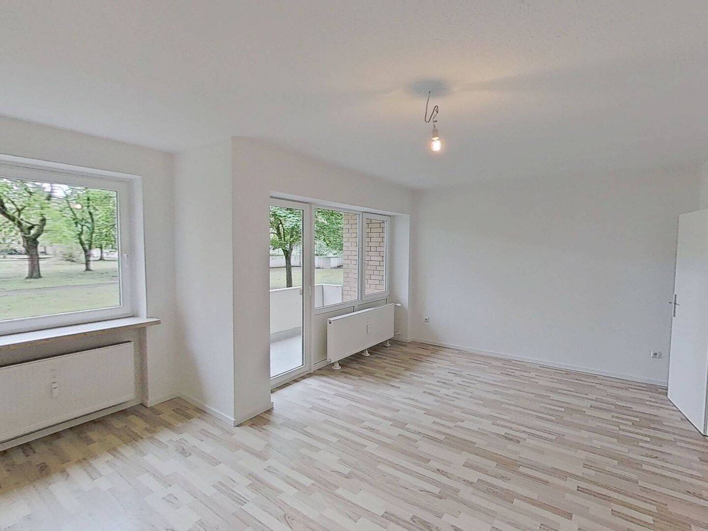 Thumbnail-Große 2-Zimmer-Erdgeschosswohnung mit schönem BALKON