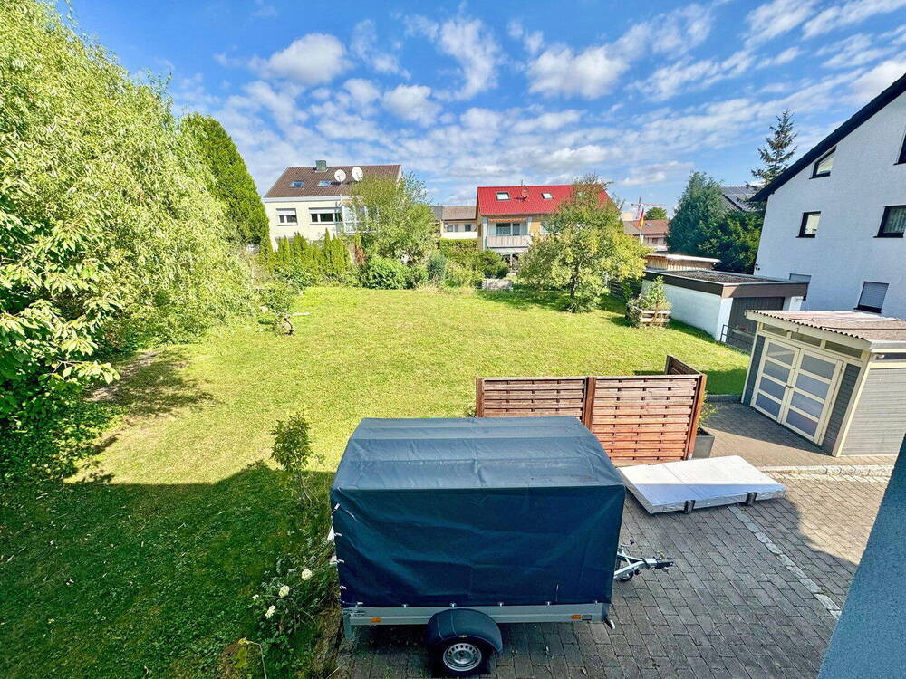 Einfahrt mit Grundstück