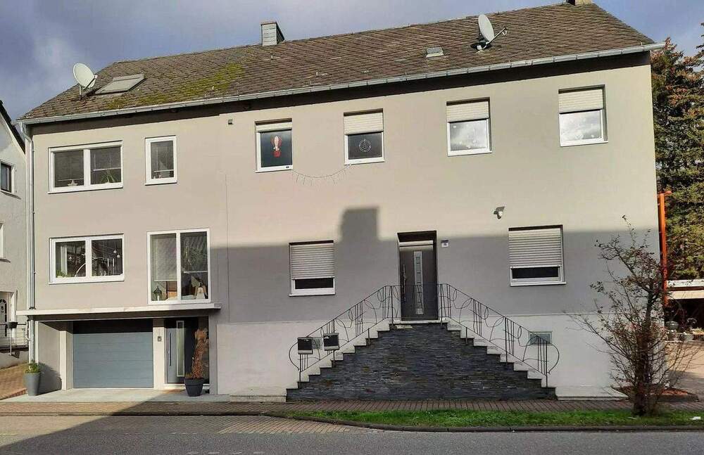 Thumbnail-Exklusives Mehrgenerationenobjekt (1EFH und 1MFH) nahe der luxemburgischen Grenze