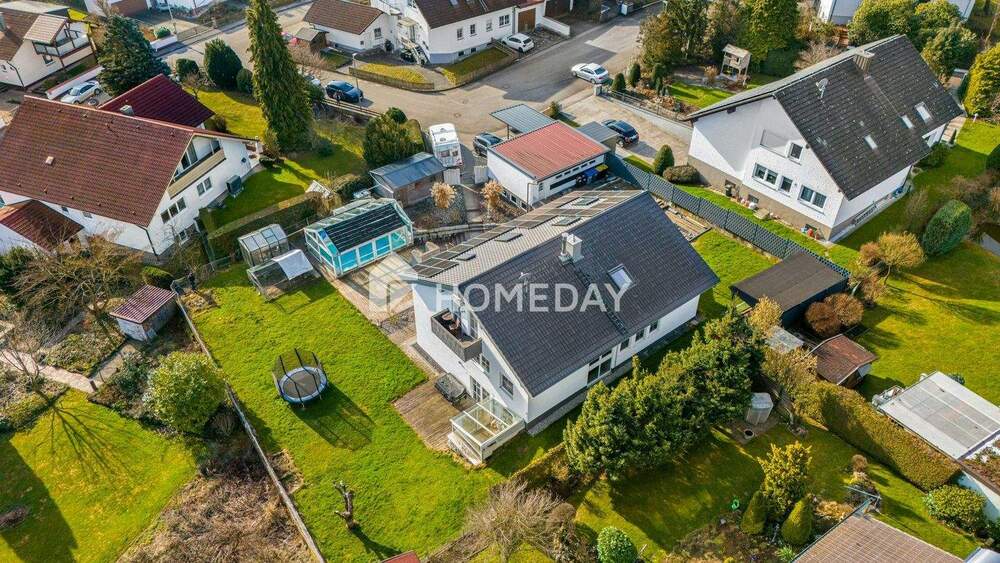 Thumbnail-Großzügiges EFH mit zwei Wohneinheiten, Spa-Bereich und Außenpool auf traumhaftem Grundstück