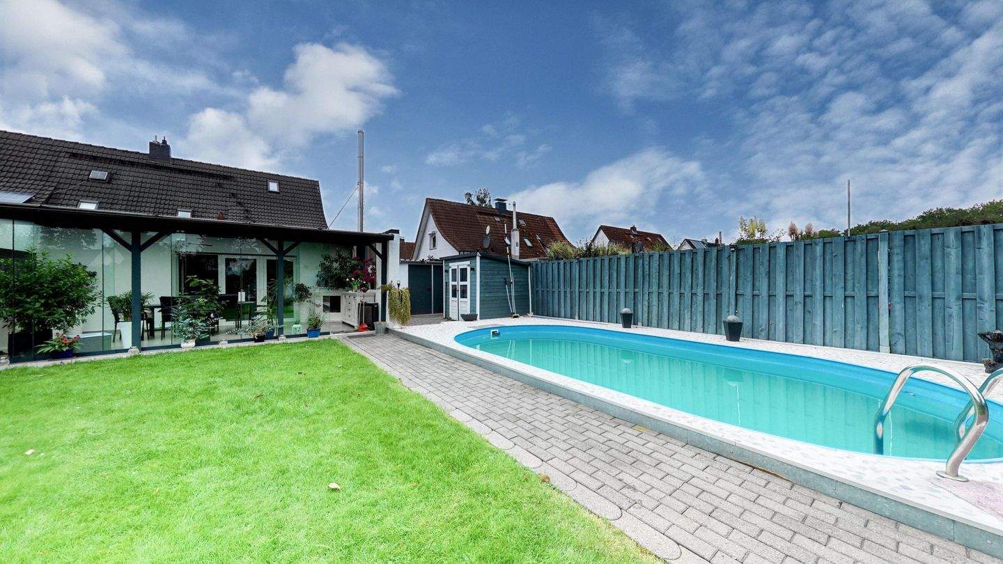 Thumbnail-Design trifft Wohlgefühl - exklusiv modernisiertes Refugium mit Pool und Gartenidylle