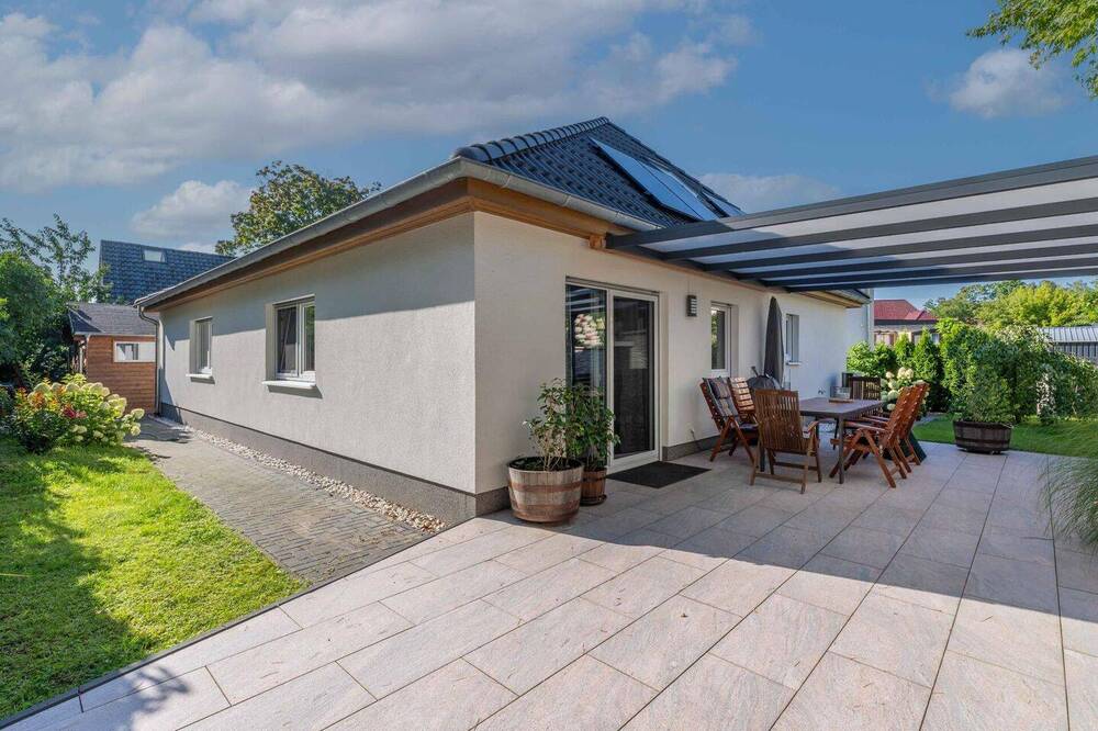 Hausansicht mit überdachte Terrasse