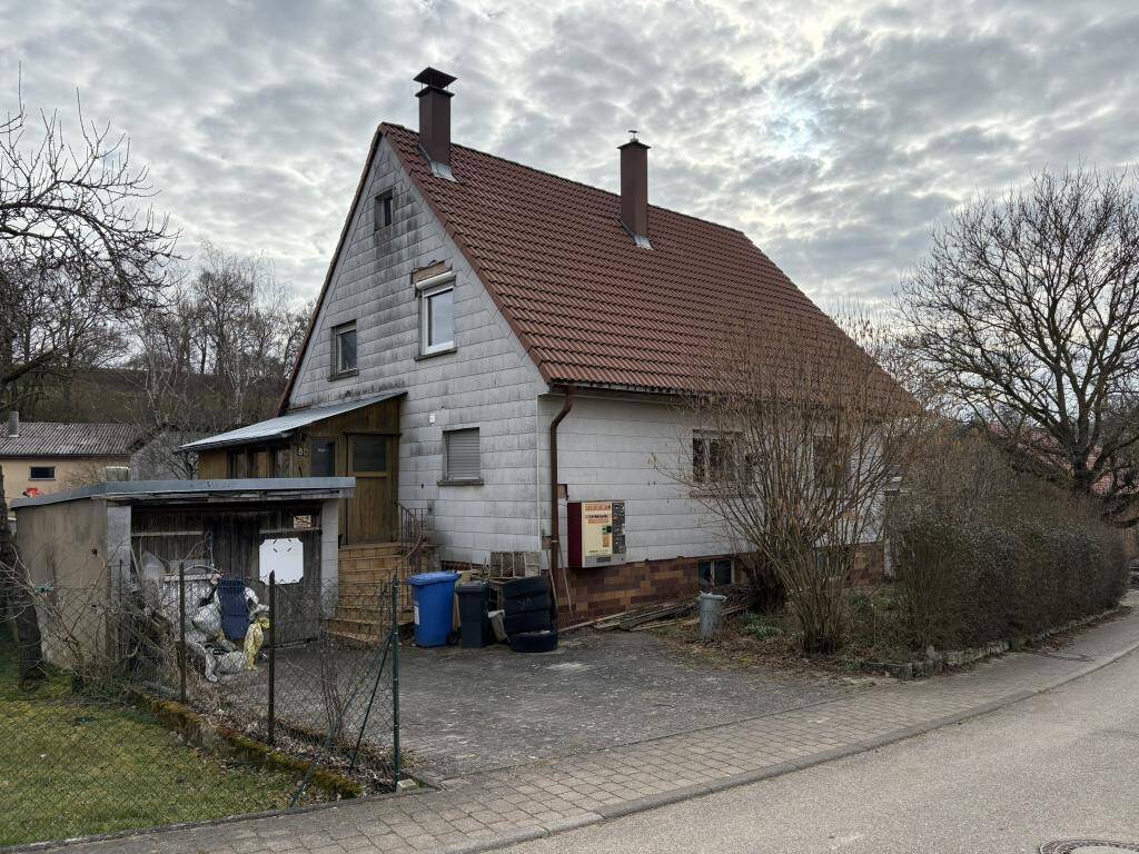 Thumbnail-Zwangsversteigerung: Einfamilienhaus mit ehemaliger Gaststätte und Garage zu verkaufen