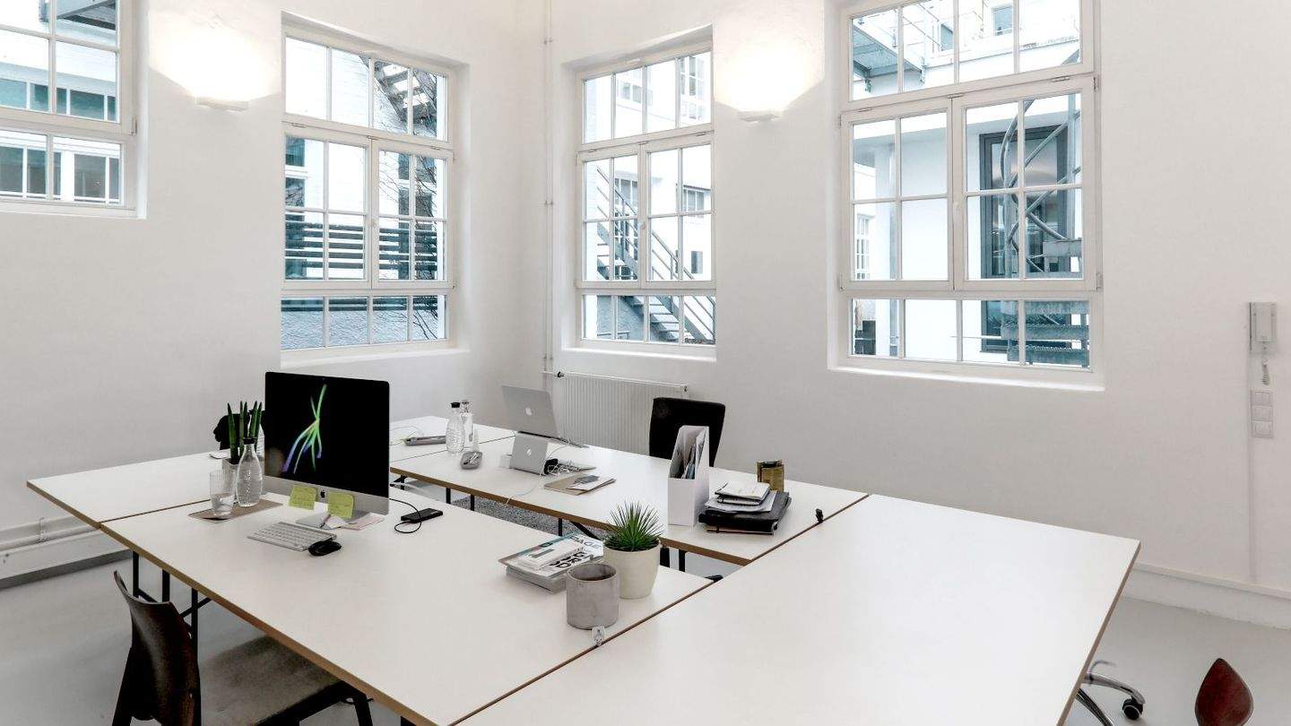 Thumbnail-Heller Schreibtischplatz im Industrie-Loft für Kreative in Stuttgart
