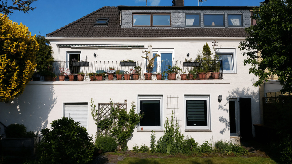 Thumbnail-GROßZÜGIGES UND CHARMANTES ZWEIFAMILIENHAUS MIT ZUSÄTZLICHEM WORKSPACE - 287 m² Fläche