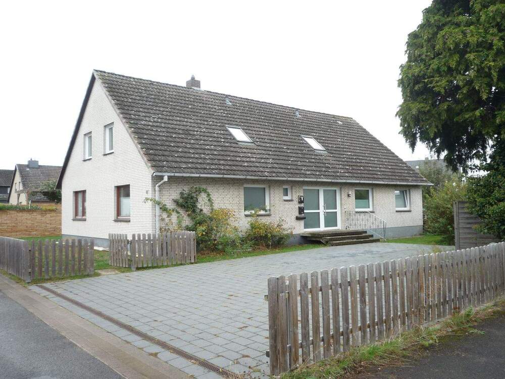 Thumbnail-Solides Wohnhaus mit zwei Wohneinheiten – perfekt für Familien, Investoren oder Selbstnutzer