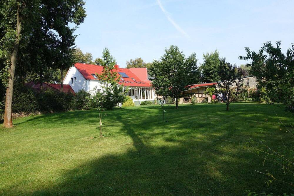 Thumbnail-Großes Einfamilienhaus mit großem Garten