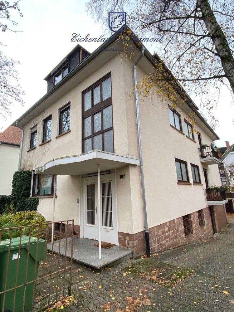 Gebäude mit Einfahrt