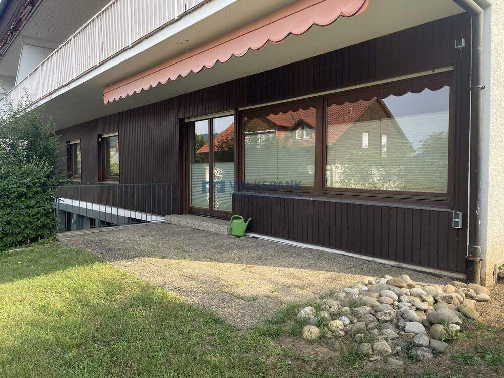 Großflächige Terrasse mit Gartenanteil