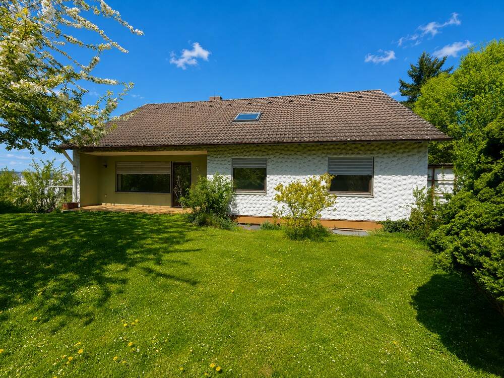 Thumbnail-Einfamilienhaus mit Einliegerwohnung, Garage, Carport und Garten