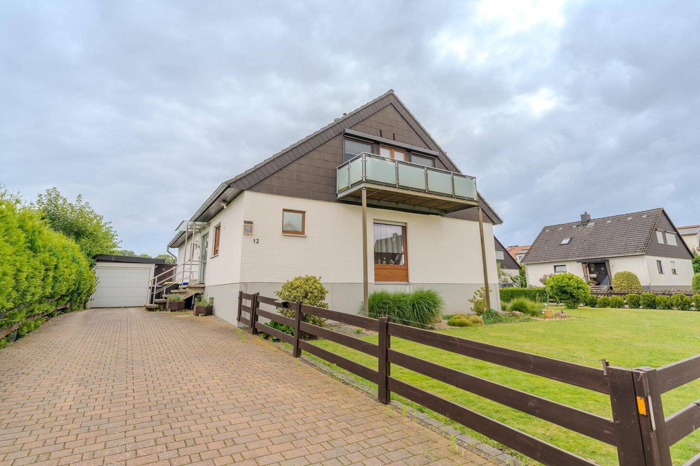 Thumbnail-Großzügiges Zweifamilienhaus auf Sonnengrundstück