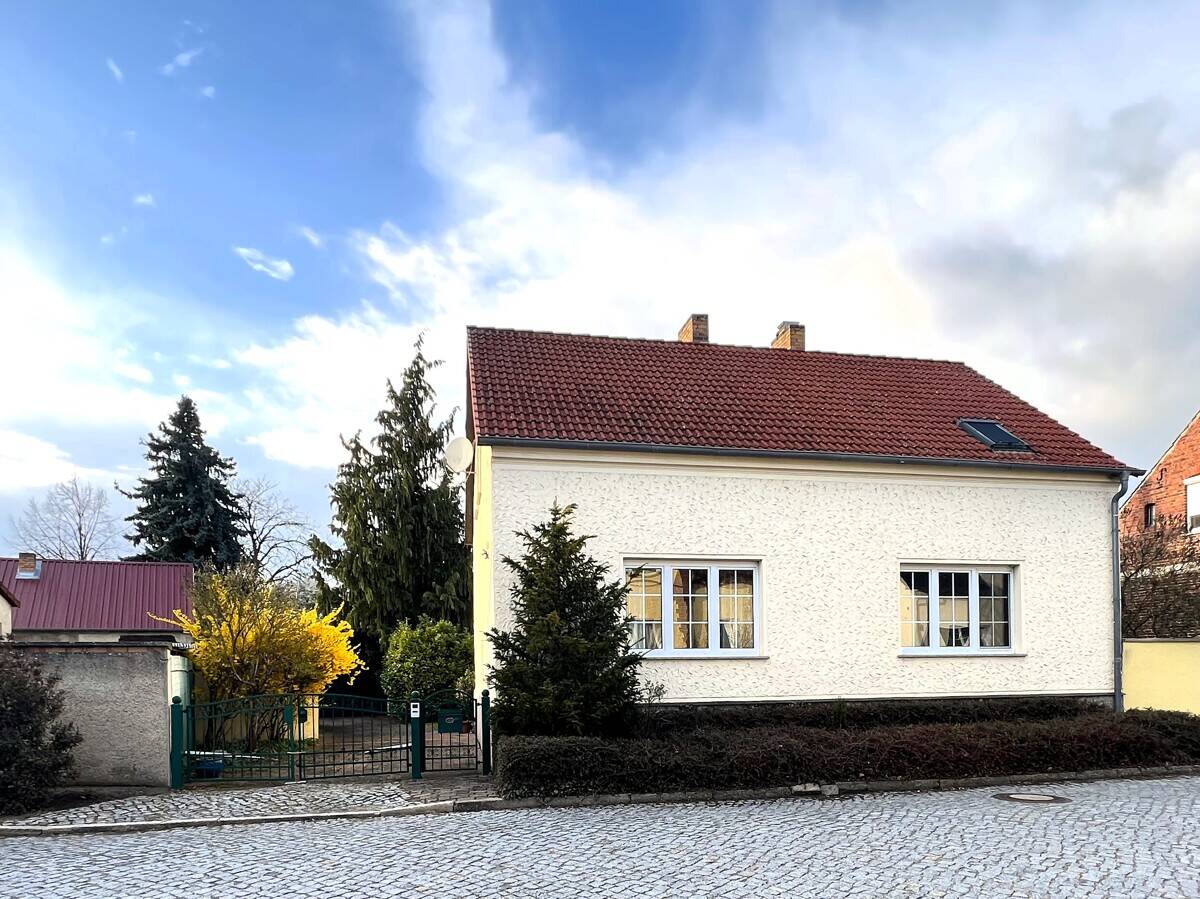 Thumbnail-Einfamilienhaus in massiver Bauweise mit Nebengebäude und Garten