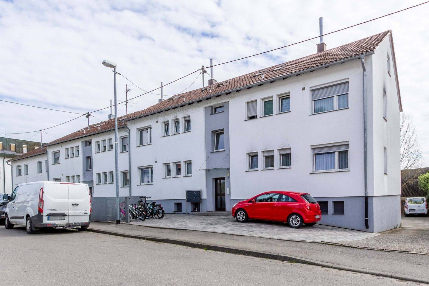 Thumbnail-Teilmodernisiertes Mehrfamilienhaus mit 6 Einheiten und 8 Stellplätzen in Nürtingen
