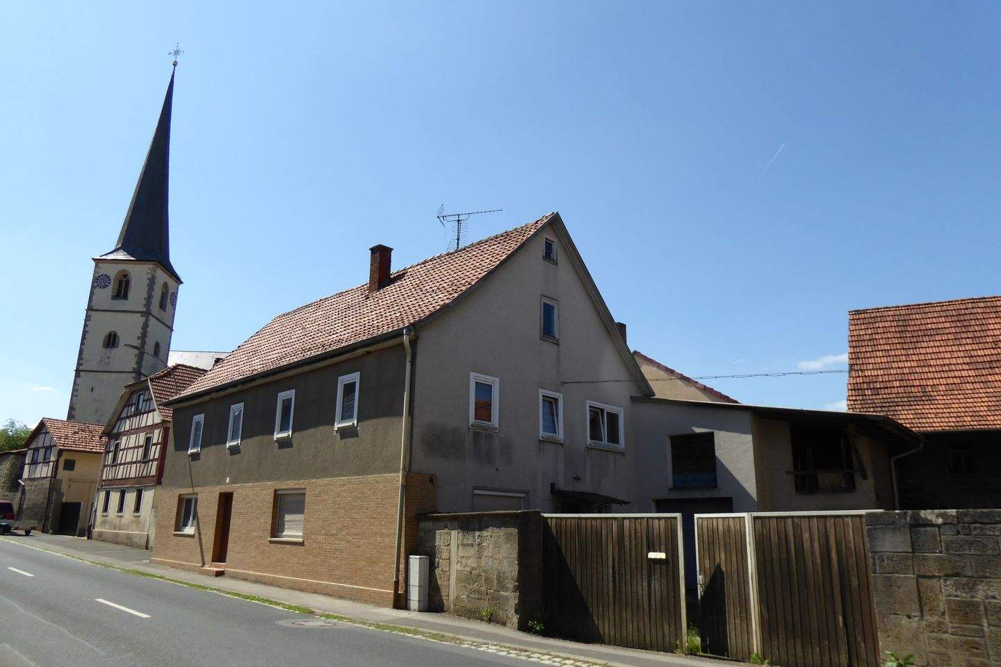 Thumbnail-Renovierungsbedürftiges Bauernhaus mit Garage, Ställen und Maschinenhalle- mit Sanierungskonzept