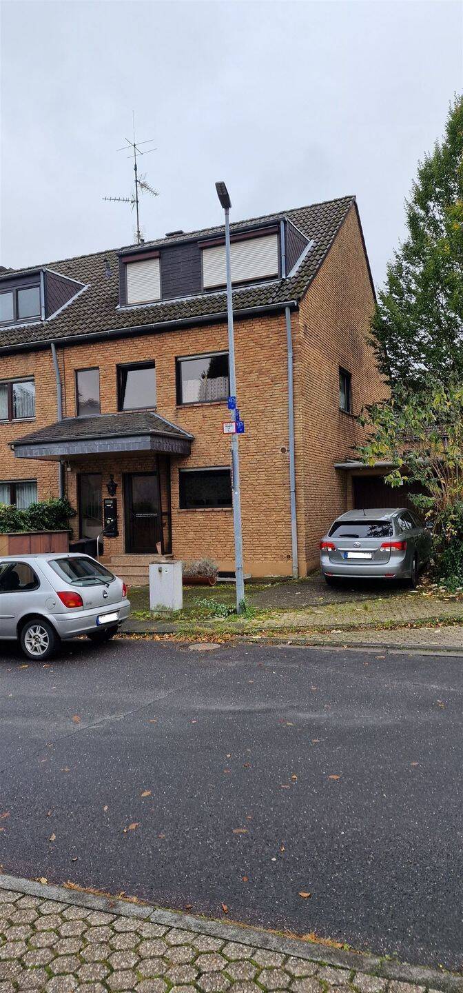 Thumbnail-Schönes vermietetes 2-Familienhaus mit 2 Garagen in ruhiger Anliegerstraße in Hürth-Fischenich