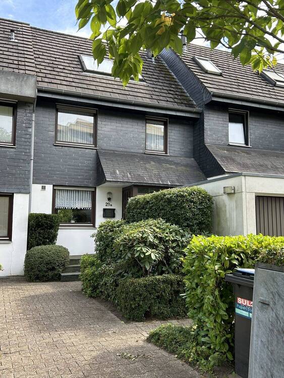 Hausansicht mit Garage