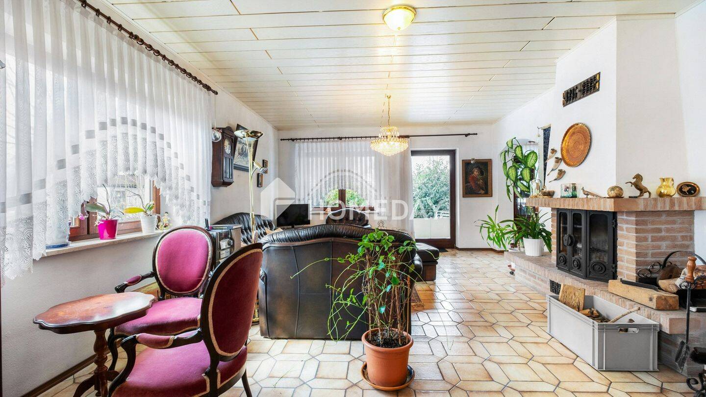 Thumbnail-Großzügiges Einfamilienhaus mit durchdachter Raumaufteilung, Garten und Terrasse