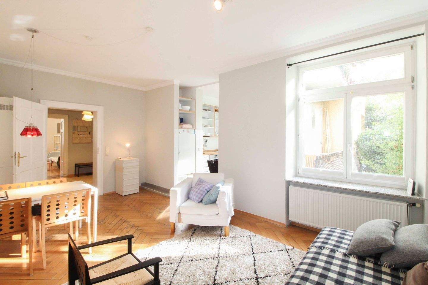 Thumbnail-Großzügige 2-Zi.-EG-Whg. im Altbaucharme mit Balkon in der Georgenstraße!