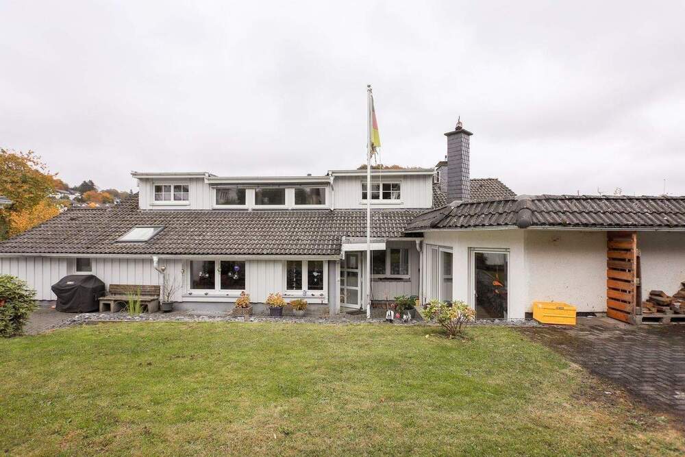 Thumbnail-Attraktives Mehrfamilienhaus mit 3 Wohneinheiten, großem Grundstück & Garagen – vielseitig nutzbar in Lüdenscheid - Pöppelsheim