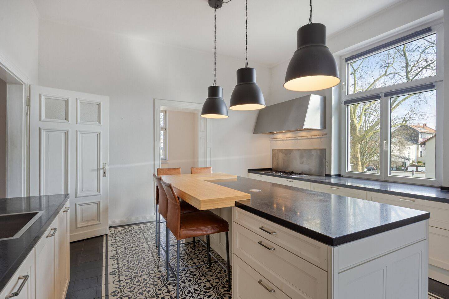 Thumbnail-Großzügige Eigentumswohnung in modernisiertem Altbau zum sofortigen Bezug