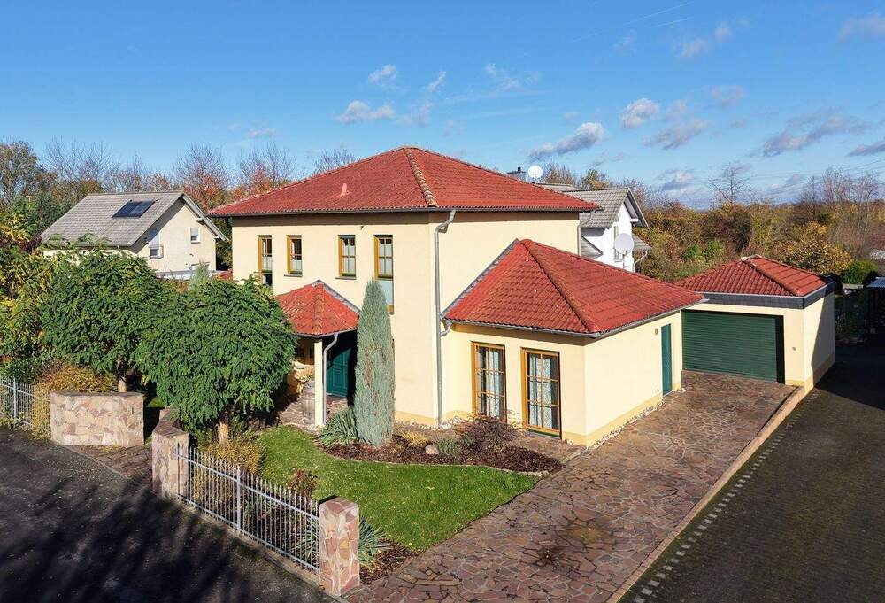 Thumbnail-Sehr gepflegtes Traumhaus mit ebenerdigem Garten und großer Garage!