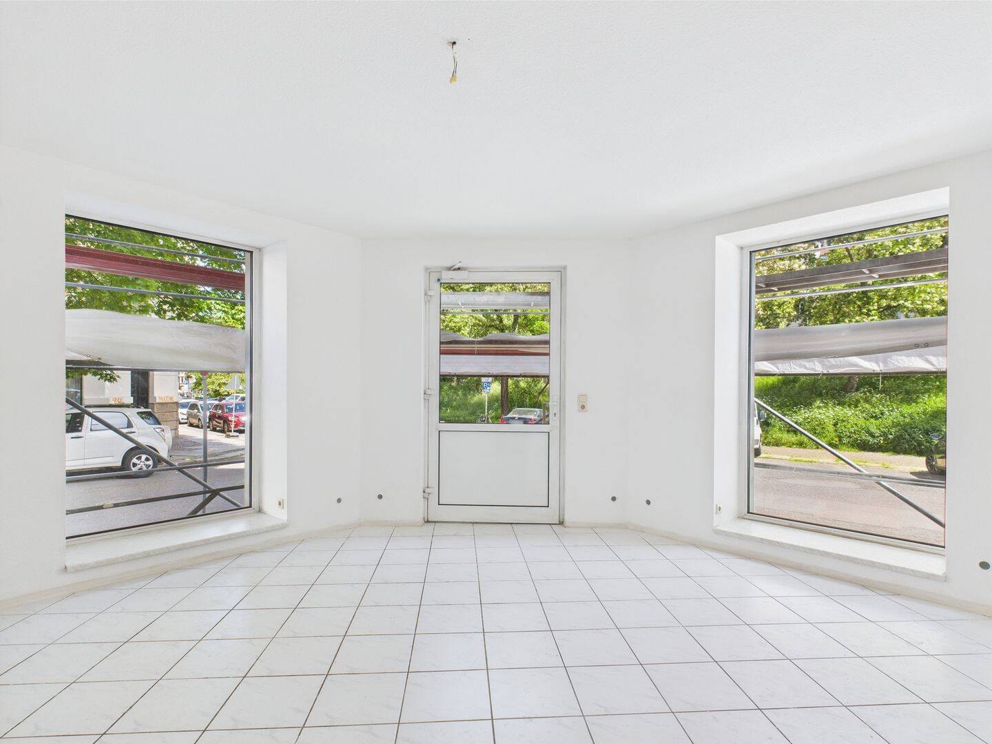 Thumbnail-Gewerbeeinheit: Eckbüro mit Fußbodenheizung in gepflegtem MFH