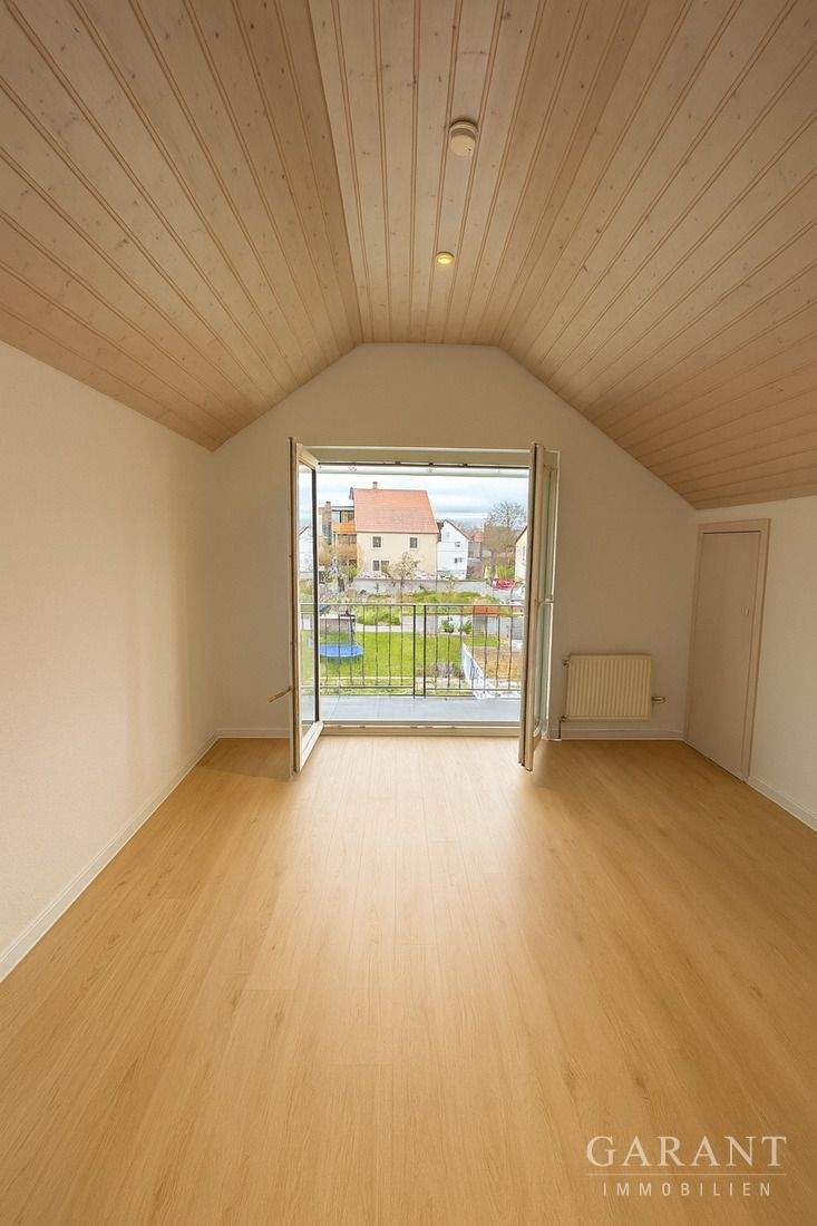 Thumbnail-Hübsche 2 Zimmer-Dachgeschoss-Wohnung mit Balkon im Grünen