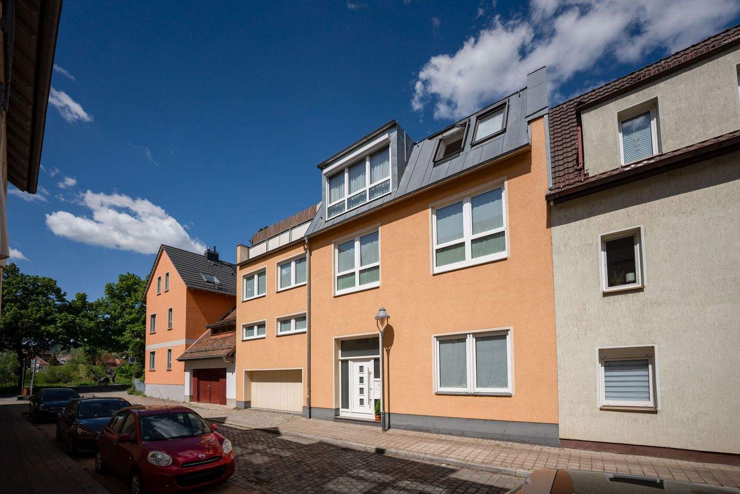 Thumbnail-modernes Stadthaus mit Doppelgarage und offenem Wohnkonzept