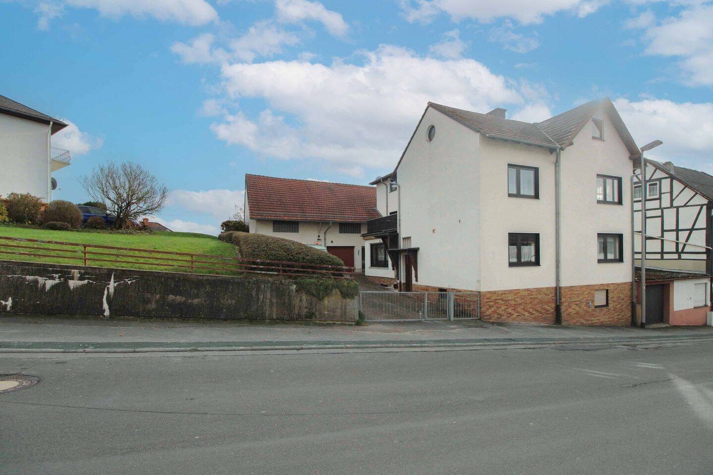 Thumbnail-Vielseitiges Mehrgenerationenhaus auf großem Grundstück mit Scheune & Garten in Grävenwiesbach