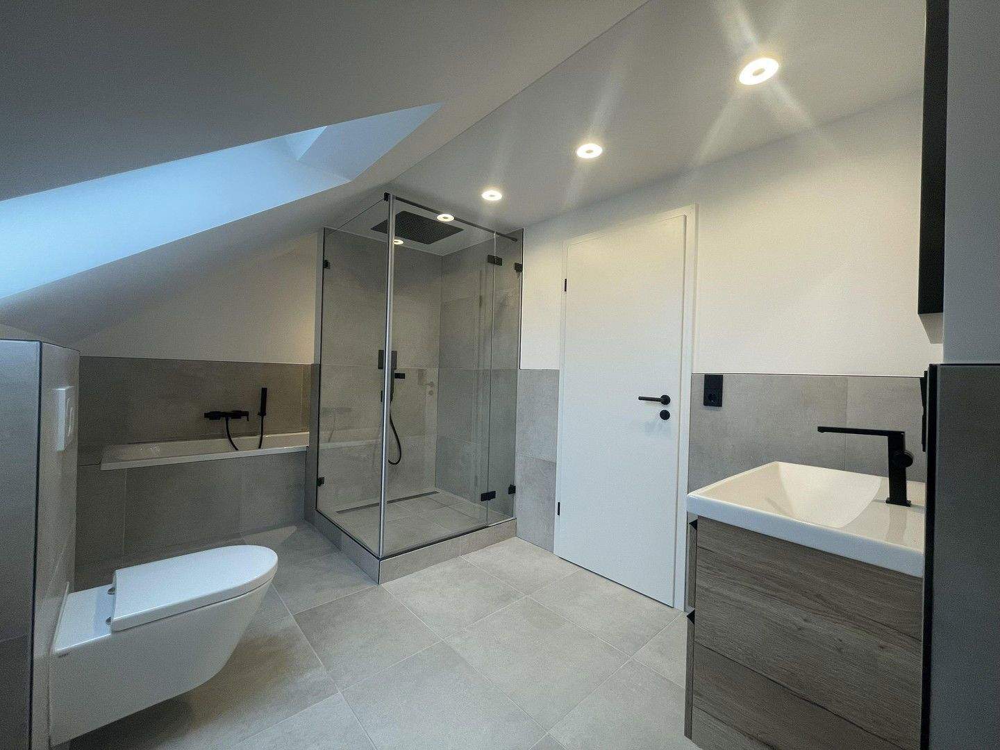 Thumbnail-Hochwertige, energetisch sanierte 4-Zimmer-DG-Wohnung mit Balkon und 2 Stellplätzen