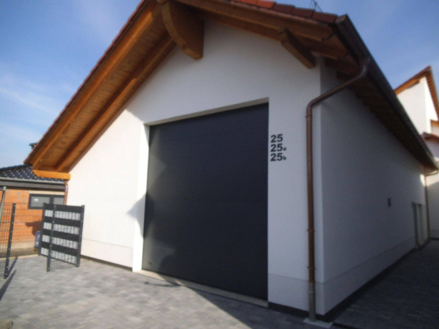 große Garage mit 4x4m Einfahrt