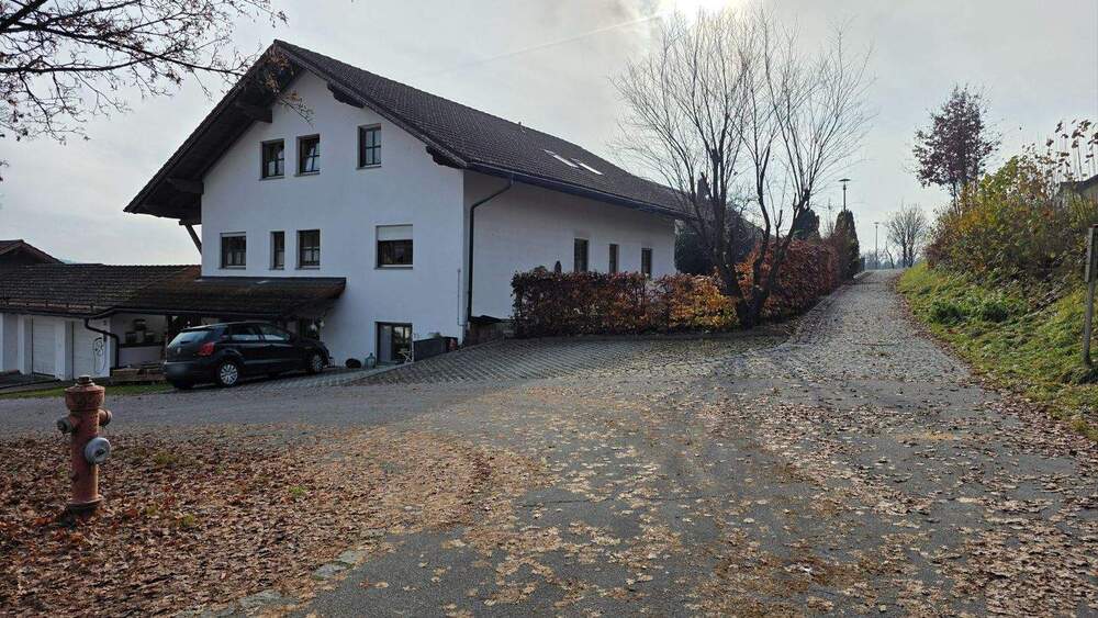 Thumbnail-Besondere 5-Zimmer-Küche-Bad-Etagenwohnung mit Gartenanteil in Eging am See