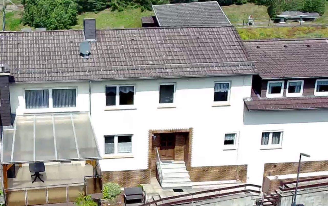 Thumbnail-KEINE RENOVIERUNG NOTWENDIG, Gepflegtes Einfamilienhaus, umfangreich modernisiert, 2 Garagen und angelegter Garten