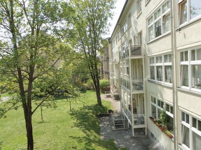 Thumbnail-1-Raumwohnung mit Laminat und großem Balkon! Ruhig, gemütlich und herrlich grün!