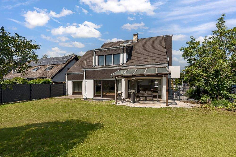 Thumbnail-Geräumiges Einfamilienhaus mit bezugsfertiger Einliegerwohnung und großem Grundstück