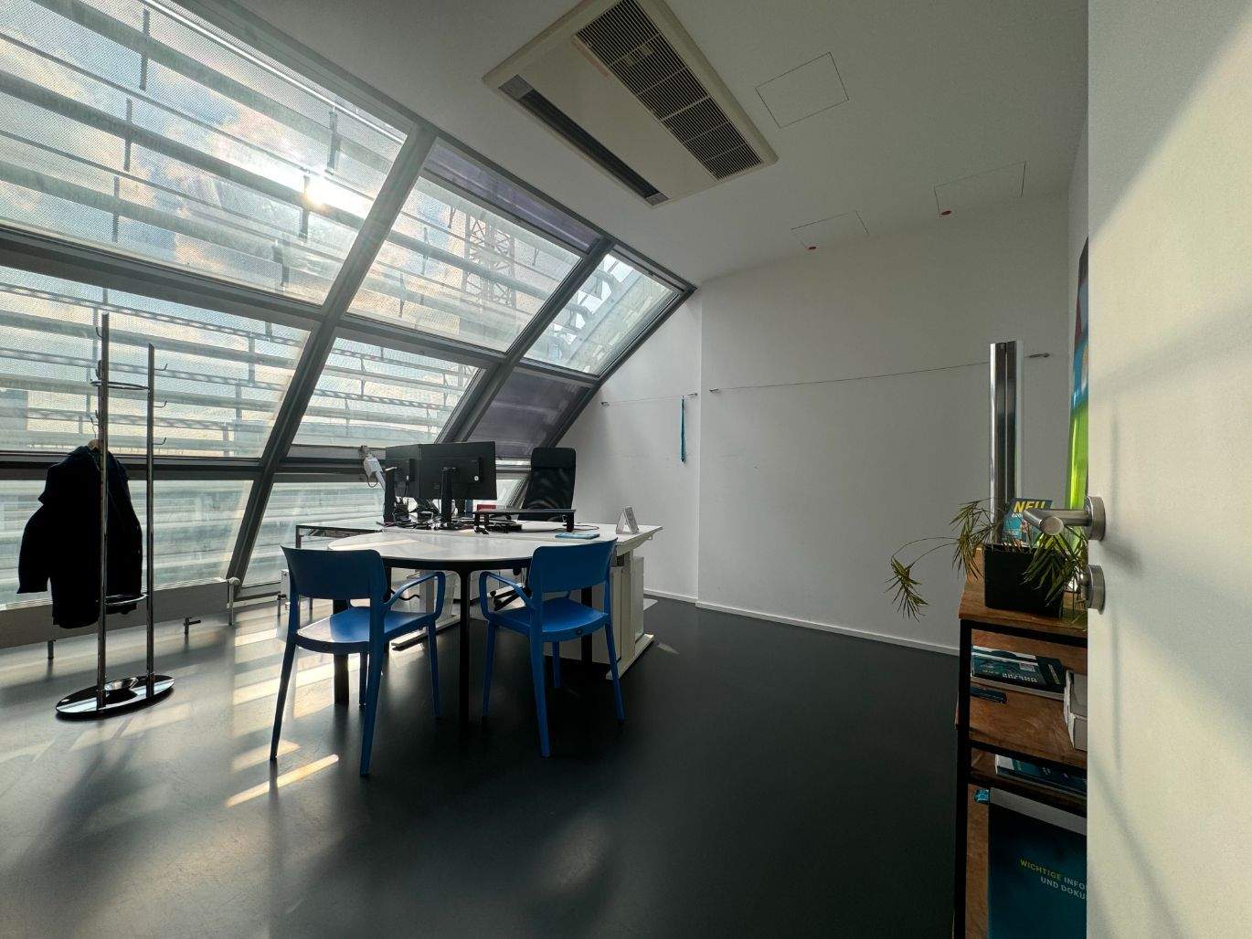 Thumbnail-Großes Büro mit Blick über den Medienhafen - All-in-Miete