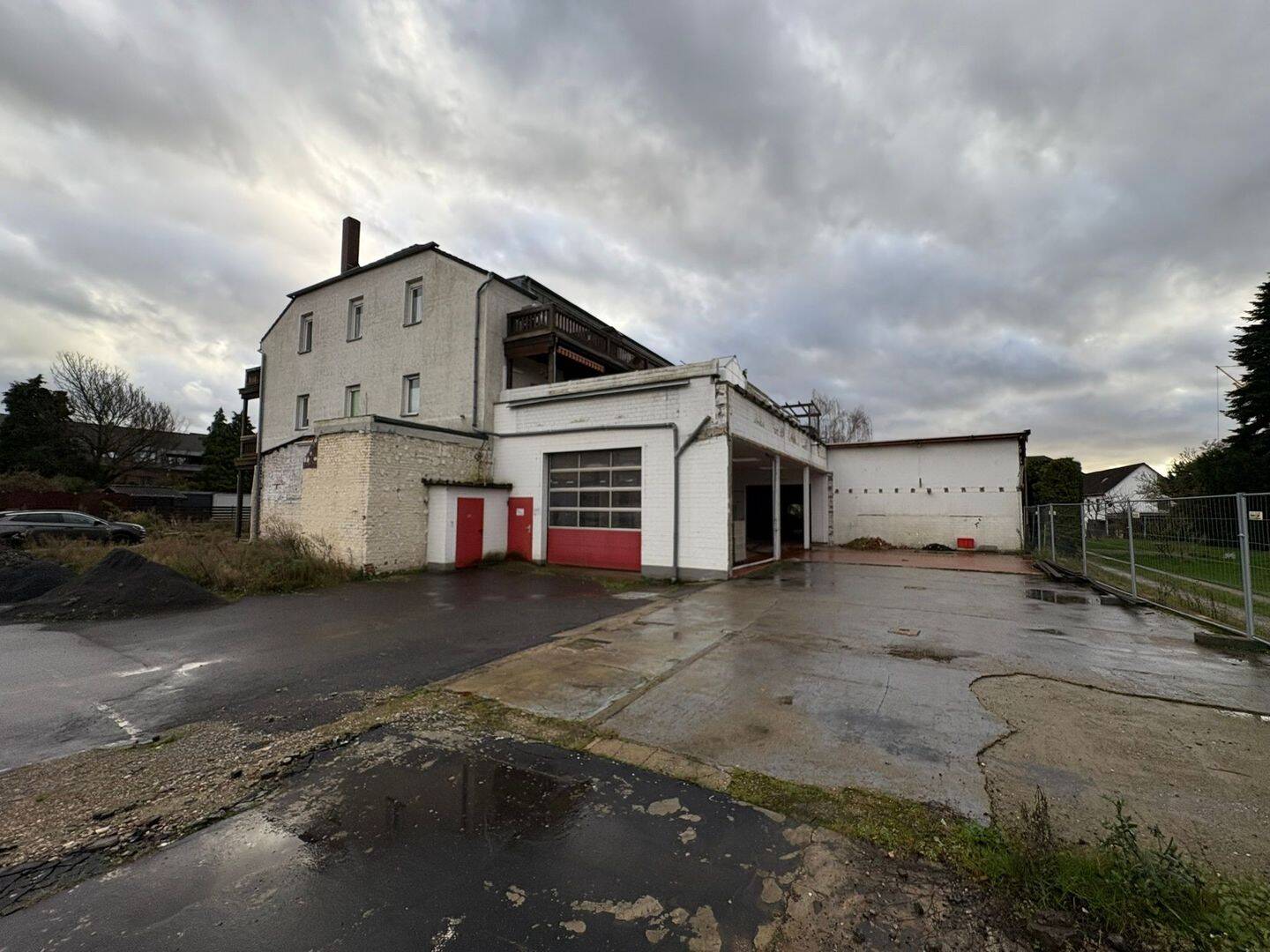 Thumbnail-Preisreduzierung: Mehrfamilienhaus mit 14 Einheiten & Wohngrundstück für Neubau bei Leverkusen