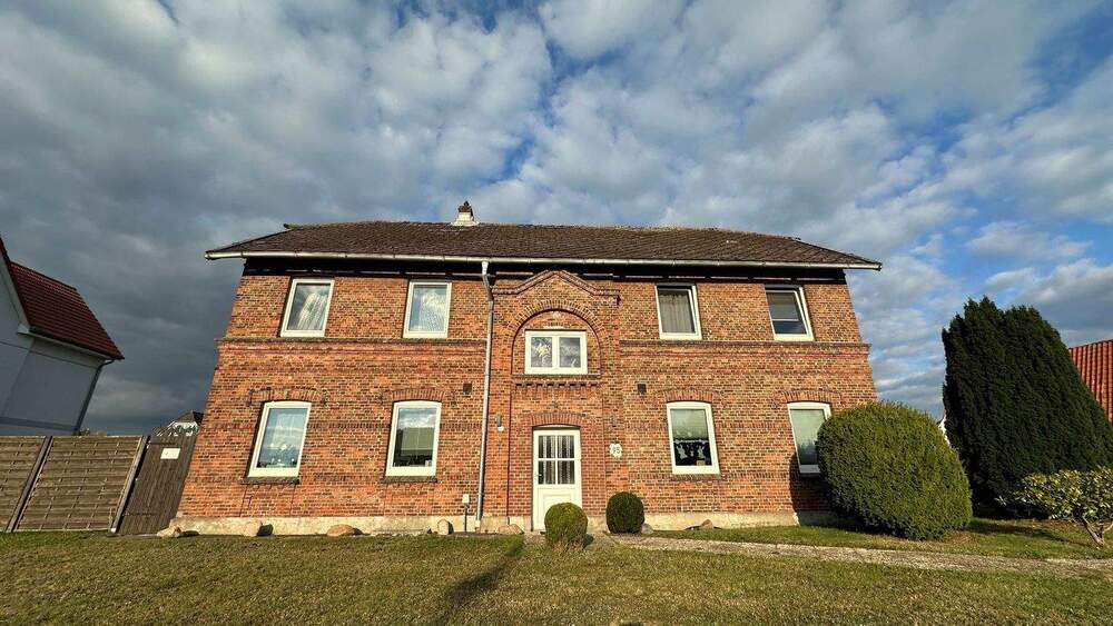 Thumbnail-Solides, kleines Mehrfamilienhaus mit Vollkeller und Doppelgarage in Moorrege