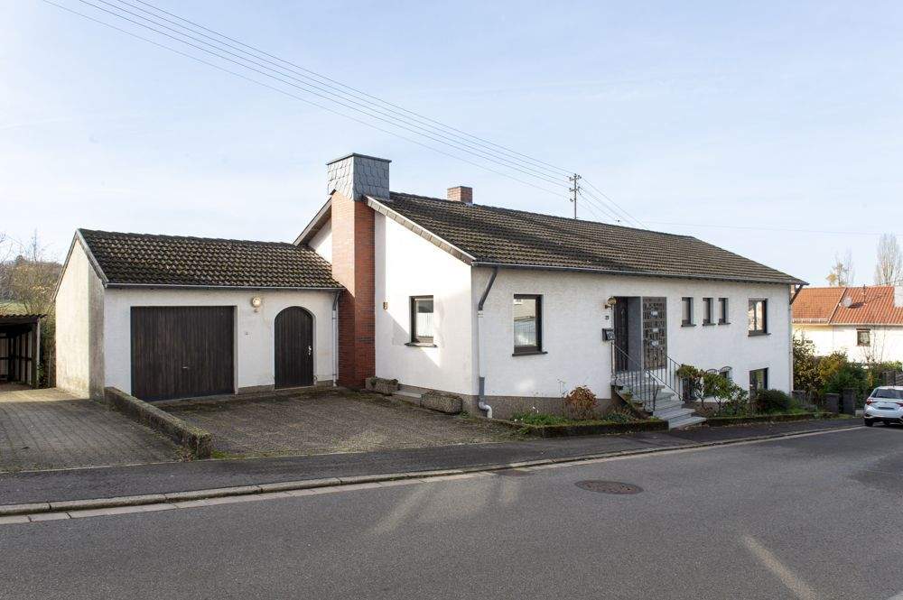 Thumbnail-Freistehender Bungalow mit Einliegerwohnung und herrlichem Garten.