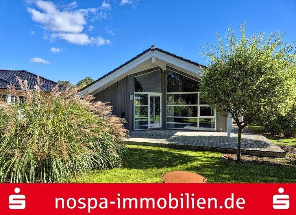 Thumbnail-Bungalow im dänischen Stil mit offenem Wohnbereich und Carport mit Abstellraum.