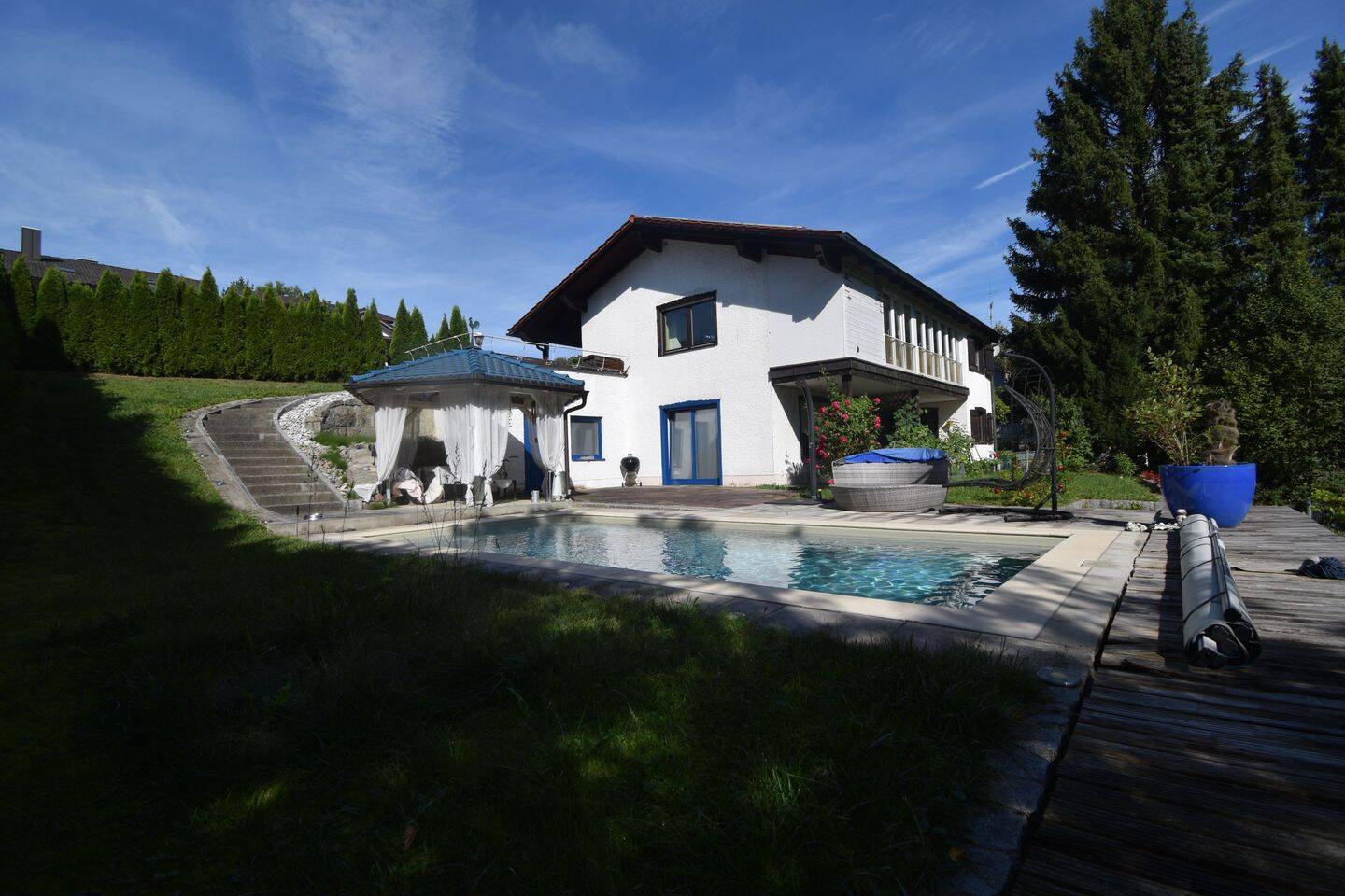 Thumbnail-Einfamilienhaus mit Sauna, Pool und großem Garten – Wohnen mit Stil und Lebensqualität