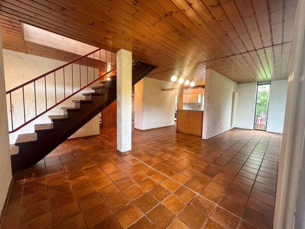 Thumbnail-Großzügiges Einfamilienhaus mit 180 m² Wohnfläche, 125 m² Nutzfläche, Doppelgarage in guter Lage