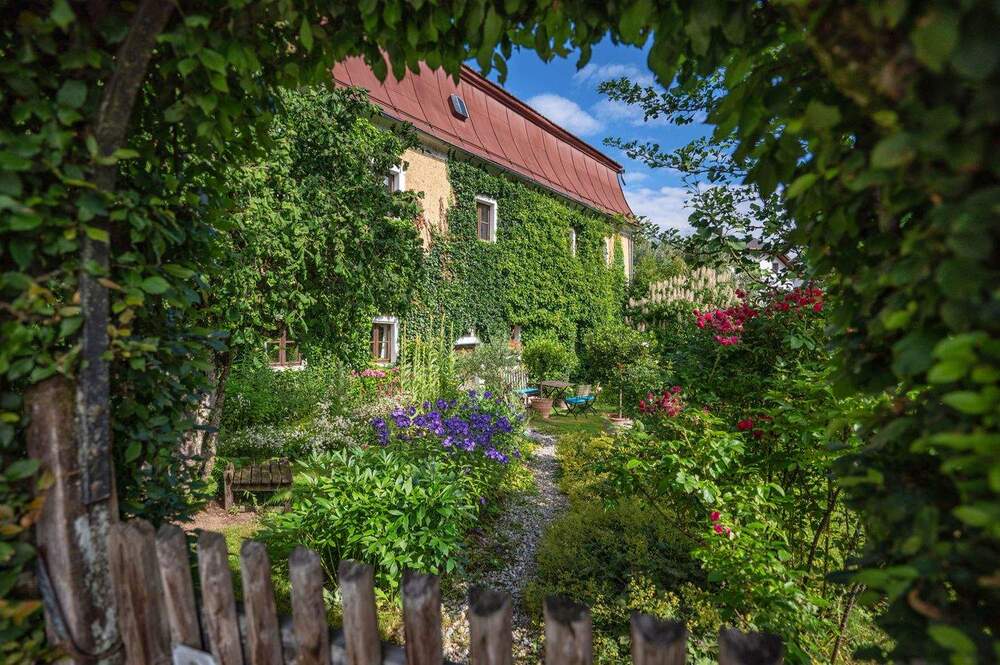 Thumbnail-Denkmalgeschütztes Wohnhaus aus dem 18. Jahrhundert, ehemaliges Mühlengebäude in idyllischem Garten