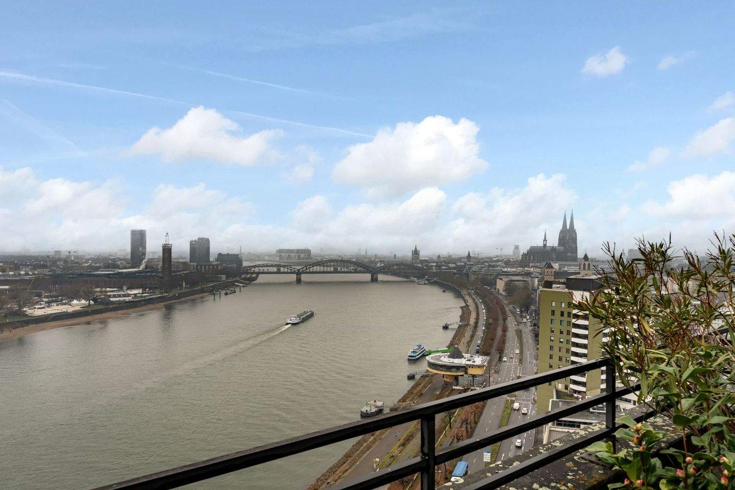 Thumbnail-Hochwertige 4-Zimmer Wohnung im 21. OG mit Rheinblick