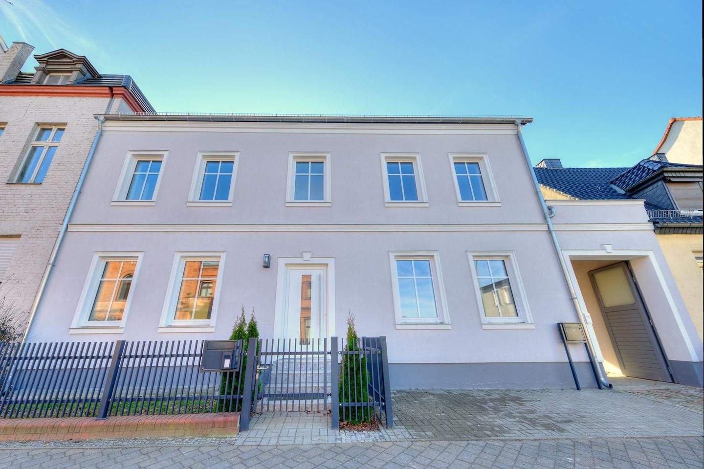 Thumbnail-232 m² kernsaniertes Zweifamilienhaus mit Remise, Innenhof und moderner Energietechnik