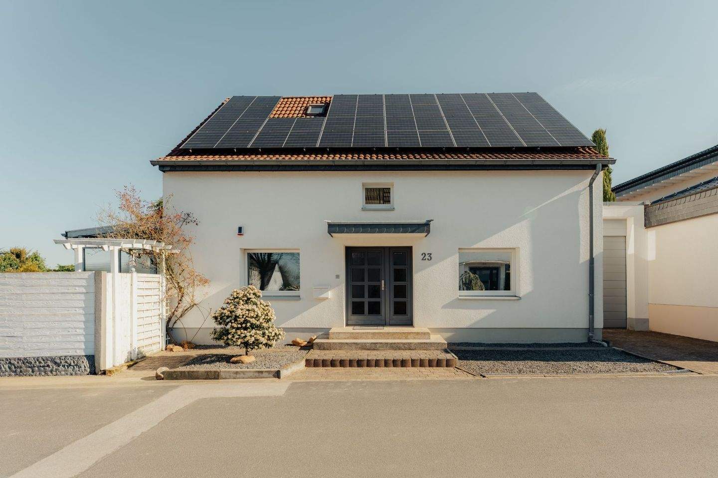 Thumbnail-Hochwertiges Ein-Zweifamilienhaus in Feldrandlage von Langenfeld-Reusrath