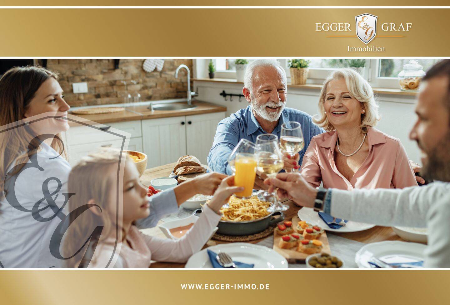 Titelbild - ganze Familie am Tisch