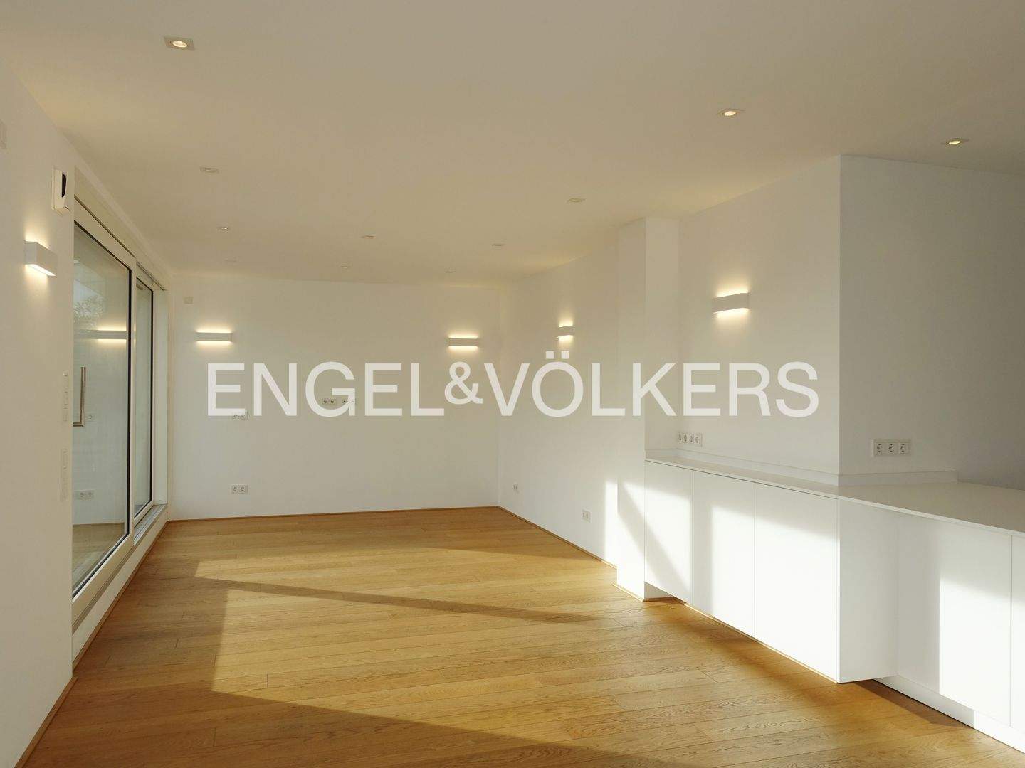 Thumbnail-Nur Zeitmiete für 1 Jahr . Großzügige 5-Zimmer-Wohnung mit bester Küchenausstattung und TG-Platz