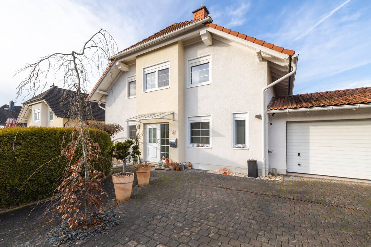 Thumbnail-Einfamilienhaus mit Einliegerwohnung, Doppelgarage und Garten. Willkommen in Horhausen!